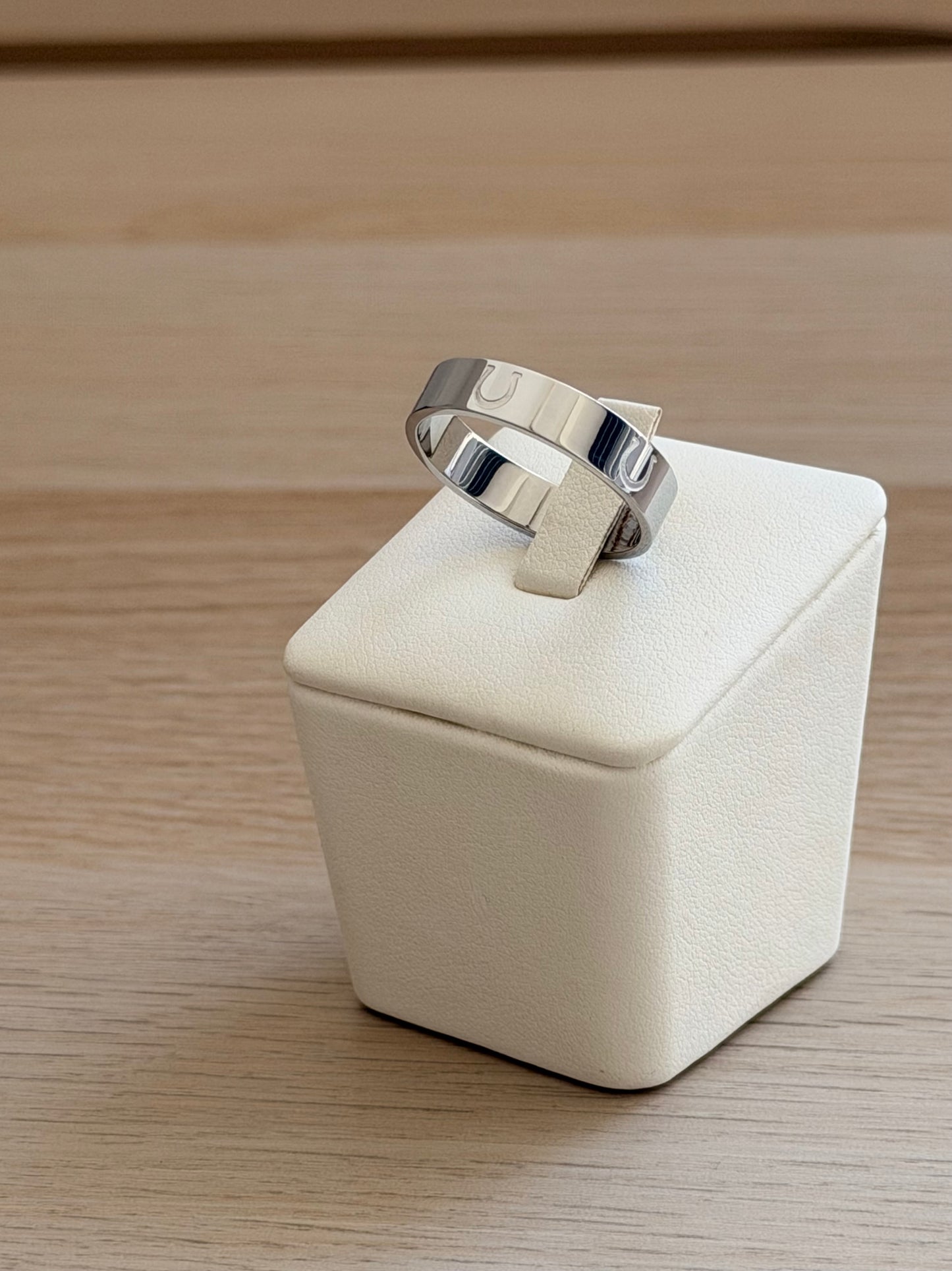 Horseshoe ring